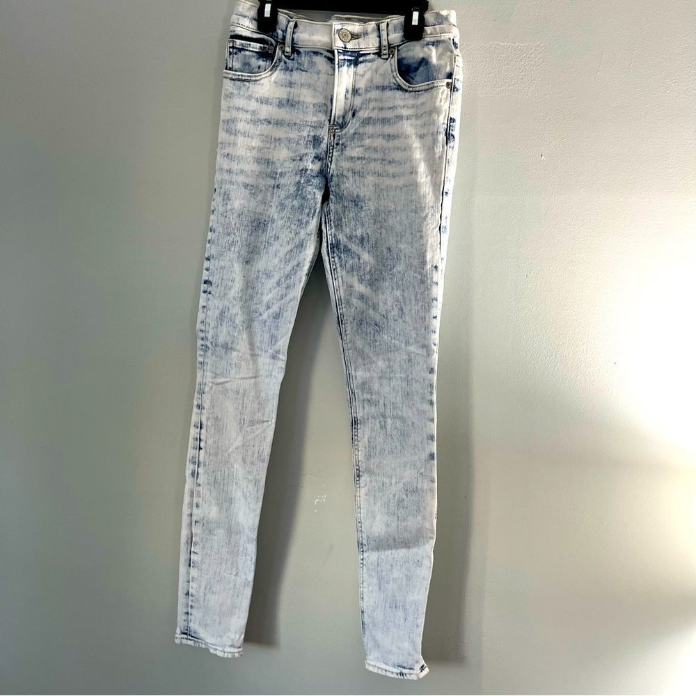 BLEACHED DISTRESSED LEGGING JEANS